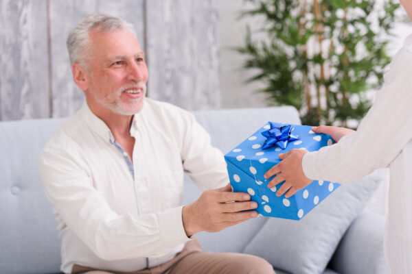 Comment choisir une box surprise pour l’anniversaire d’un homme âgé ?