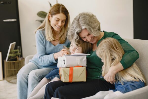 Pourquoi offrir un cadeau personnalisé fait toujours plaisir aux mamies ?